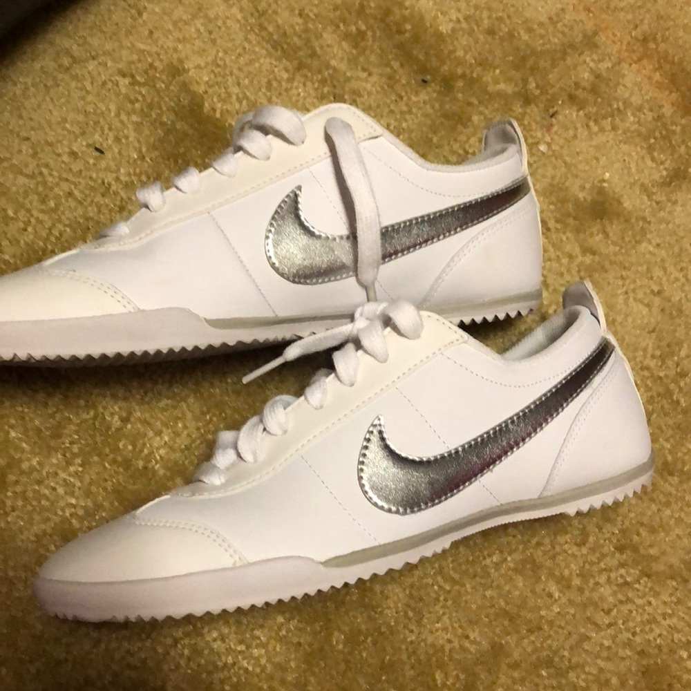 Nike sneakers white silver emblem